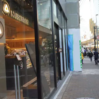 [渋谷店] 通勤・通学、様々な方が利用される六本木通り。歩いた先は渋谷駅東口歩道橋です。
