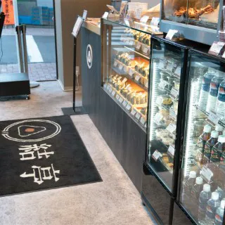 [渋谷店] 季節によって変化するお惣菜を多種多様に取り揃えています。