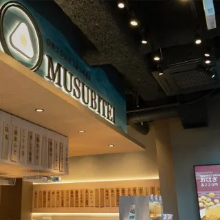 [渋谷店] 夕方から徐々にライトアップされる店内。
